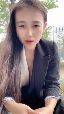 御姐女神！【宝宝】极品大长腿~丝袜裸空跳蛋~户外泄尿！ 截图1