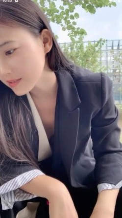 御姐女神！【宝宝】极品大长腿~丝袜裸空跳蛋~户外泄尿！ 截图10