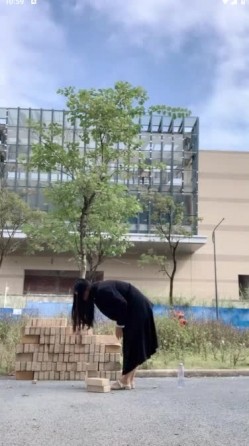 御姐女神！【宝宝】极品大长腿~丝袜裸空跳蛋~户外泄尿！ 截图12
