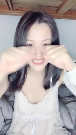 小护士在宿舍，【咬掉樱桃】，身材绝美，大长腿肤白貌美，阴毛浓密湿得一塌煳涂，哪个男人看了不心动 截图4