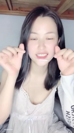 小护士在宿舍，【咬掉樱桃】，身材绝美，大长腿肤白貌美，阴毛浓密湿得一塌煳涂，哪个男人看了不心动 截图8