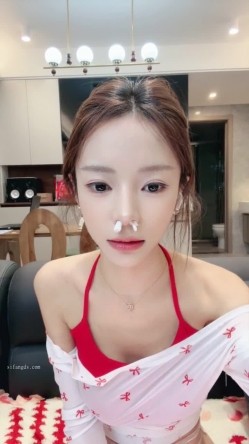 【彩色的小熊宝宝】骨感校花 人瘦奶大性感十足 魔鬼身材 奶子相当突出 超级淫荡 道具自慰 截图1