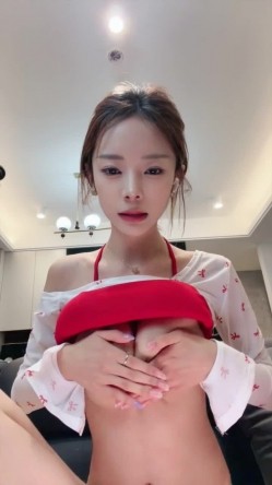 【彩色的小熊宝宝】骨感校花 人瘦奶大性感十足 魔鬼身材 奶子相当突出 超级淫荡 道具自慰 截图8