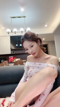 【彩色的小熊宝宝】骨感校花 人瘦奶大性感十足 魔鬼身材 奶子相当突出 超级淫荡 道具自慰 截图14