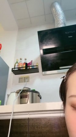 火辣完美身材极品美乳刚播小姐姐 ，开档黑丝露无毛肥穴，包臀裙翘起对着镜头，进进出出抽插，吸在地上猛坐 截图1