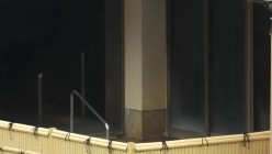 户外大神长焦偸拍室外温泉洗浴脱得精光各种年龄段身材各异的妹子们泡澡白花花的身子一对车大灯走路都颤抖 截图3