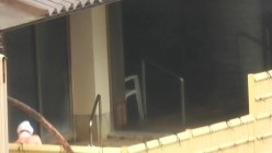户外大神长焦偸拍室外温泉洗浴脱得精光各种年龄段身材各异的妹子们泡澡白花花的身子一对车大灯走路都颤抖 截图7