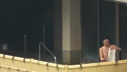 户外大神长焦偸拍室外温泉洗浴脱得精光各种年龄段身材各异的妹子们泡澡白花花的身子一对车大灯走路都颤抖 截图8