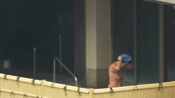 户外大神长焦偸拍室外温泉洗浴脱得精光各种年龄段身材各异的妹子们泡澡白花花的身子一对车大灯走路都颤抖 截图9