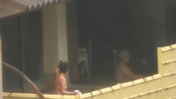 户外大神长焦偸拍室外温泉洗浴脱得精光各种年龄段身材各异的妹子们泡澡白花花的身子一对车大灯走路都颤抖 截图11