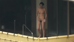 户外大神长焦偸拍室外温泉洗浴脱得精光各种年龄段身材各异的妹子们泡澡白花花的身子一对车大灯走路都颤抖 截图13