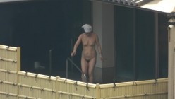 户外大神长焦偸拍室外温泉洗浴脱得精光各种年龄段身材各异的妹子们泡澡白花花的身子一对车大灯走路都颤抖 截图16