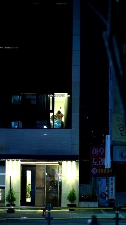 【网曝门事件】繁华都市惊现窗边裸炮 豪放情侣二楼落地窗前全裸震撼裸炮 极品女友抱起来操 太震撼 原版 截图9