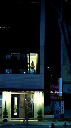 【网曝门事件】繁华都市惊现窗边裸炮 豪放情侣二楼落地窗前全裸震撼裸炮 极品女友抱起来操 太震撼 原版 截图11