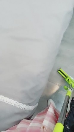 小姐姐真空跳蛋在家人前偷玩 沙发上淫水溢出印着轮廓 偷偷到隔间潮吹放尿 不小心被小侄子粘着 看到了姐姐淫荡模样 截图2