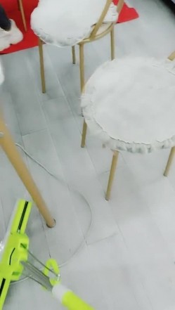小姐姐真空跳蛋在家人前偷玩 沙发上淫水溢出印着轮廓 偷偷到隔间潮吹放尿 不小心被小侄子粘着 看到了姐姐淫荡模样 截图3