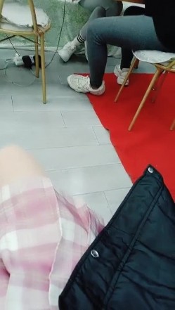 小姐姐真空跳蛋在家人前偷玩 沙发上淫水溢出印着轮廓 偷偷到隔间潮吹放尿 不小心被小侄子粘着 看到了姐姐淫荡模样 截图4