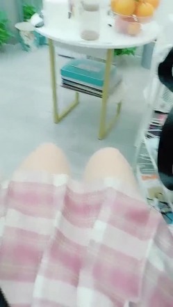 小姐姐真空跳蛋在家人前偷玩 沙发上淫水溢出印着轮廓 偷偷到隔间潮吹放尿 不小心被小侄子粘着 看到了姐姐淫荡模样 截图11
