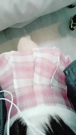 小姐姐真空跳蛋在家人前偷玩 沙发上淫水溢出印着轮廓 偷偷到隔间潮吹放尿 不小心被小侄子粘着 看到了姐姐淫荡模样 截图14