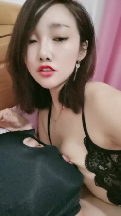 还是少妇会勾人，对着镜头跟大哥舌吻，喂大哥吃奶子，性感的情趣内衣让大哥舔逼，无套抽插多体位爆草内射了 截图1