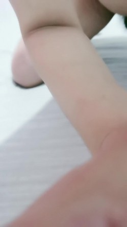 还是少妇会勾人，对着镜头跟大哥舌吻，喂大哥吃奶子，性感的情趣内衣让大哥舔逼，无套抽插多体位爆草内射了 截图5