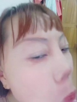 骚货老阿姨，这是多么爱吃鸡巴  每天都要吃，扭扭舞，再和老王一起做爱 截图1