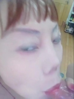 骚货老阿姨，这是多么爱吃鸡巴  每天都要吃，扭扭舞，再和老王一起做爱 截图2