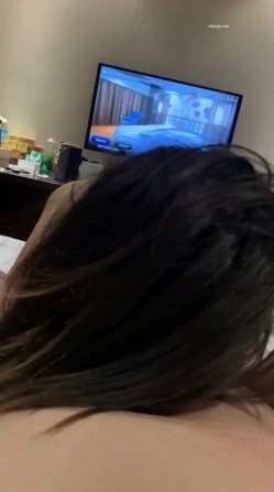 高端泄密流出淫乱QQ交换群眼镜反差婊酒店前台钟女士和群友酒店约炮性交视频 截图1