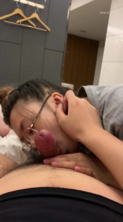 高端泄密流出淫乱QQ交换群眼镜反差婊酒店前台钟女士和群友酒店约炮性交视频 截图7