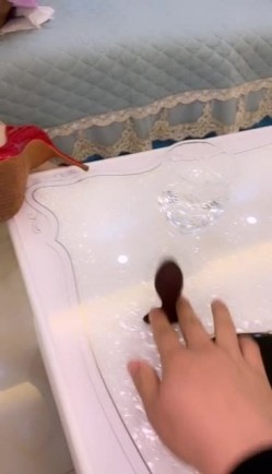 沙发上的骚母狗情趣装逼里塞进跳弹爽的在床上打滚，露脸深喉口交，骚浪的呻吟让人受不了，大几把爆草骚逼表情好享受 截图1
