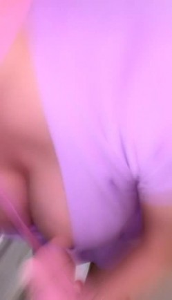 沙发上的骚母狗情趣装逼里塞进跳弹爽的在床上打滚，露脸深喉口交，骚浪的呻吟让人受不了，大几把爆草骚逼表情好享受 截图3