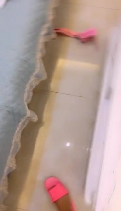 沙发上的骚母狗情趣装逼里塞进跳弹爽的在床上打滚，露脸深喉口交，骚浪的呻吟让人受不了，大几把爆草骚逼表情好享受 截图10