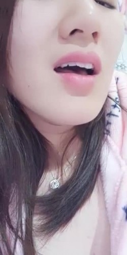 新来的美女主播萌萌小耳朵，露脸闷骚的女人，每一个动作都充满诱惑，揉奶子抠骚逼，道具插入呻吟可射 截图9