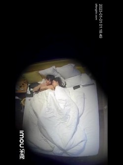 新流出乐橙酒店偷拍 小哥和女友跨年第一炮特意穿上新买的情趣内衣啪啪 截图16