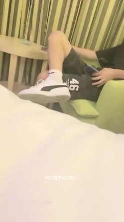 超漂亮红色奶罩美少妇与粉丝宾馆大战 一张桃花媚脸吞精口爆 挨肏的时候大喊深一点再深一点 截图1