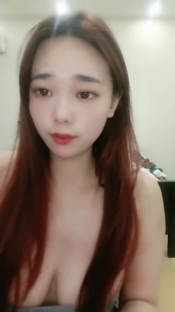 刚下海的小仙女，【小野马】，护士装，00后好身材大奶子，拿着玩具把自己捅 截图5