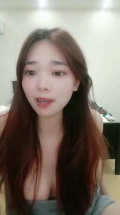 刚下海的小仙女，【小野马】，护士装，00后好身材大奶子，拿着玩具把自己捅 截图13