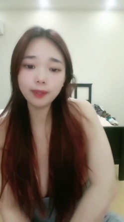 刚下海的小仙女，【小野马】，护士装，00后好身材大奶子，拿着玩具把自己捅 截图14