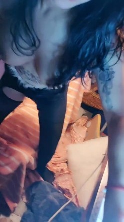 颜值不错的黑丝骚女友 全程露脸与小哥激情啪啪 特写口交大鸡巴舔蛋蛋好刺激 还玩乳交让小哥爆草射奶子上 截图1
