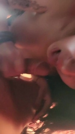 颜值不错的黑丝骚女友 全程露脸与小哥激情啪啪 特写口交大鸡巴舔蛋蛋好刺激 还玩乳交让小哥爆草射奶子上 截图3