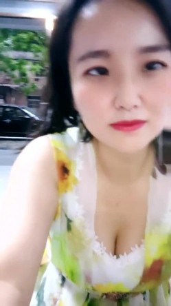 山东超市的老板娘，【北冥有鱼】，带表妹初下海，店里还有人，就要露奶子，约情人来啪啪，这骚娘们真带劲 截图12
