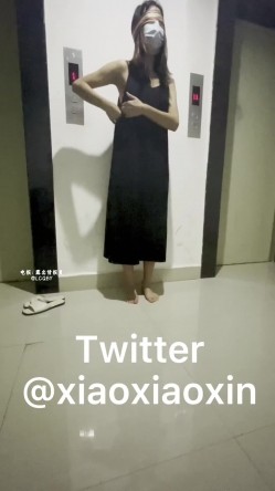 【小小星】酒吧街全裸露出挑战在酒吧街躲在柜台后面身后就是人来人往的人群挑战脱衣全裸 截图1
