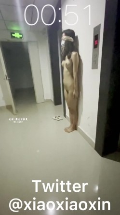 【小小星】酒吧街全裸露出挑战在酒吧街躲在柜台后面身后就是人来人往的人群挑战脱衣全裸 截图2