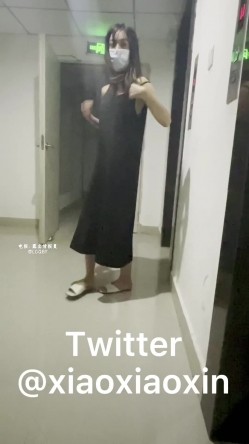 【小小星】酒吧街全裸露出挑战在酒吧街躲在柜台后面身后就是人来人往的人群挑战脱衣全裸 截图7