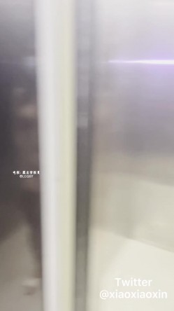 【小小星】酒吧街全裸露出挑战在酒吧街躲在柜台后面身后就是人来人往的人群挑战脱衣全裸 截图10