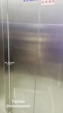 【小小星】酒吧街全裸露出挑战在酒吧街躲在柜台后面身后就是人来人往的人群挑战脱衣全裸 截图11