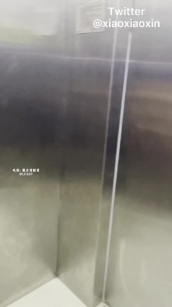 【小小星】酒吧街全裸露出挑战在酒吧街躲在柜台后面身后就是人来人往的人群挑战脱衣全裸 截图12