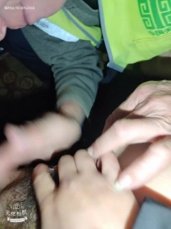 【妖媚婷儿】户外勾引代驾小哥被舔逼拿玉米棒槌自慰人妻妖媚婷儿喜欢背着老公去农村工地勾引陌生农民工 截图4