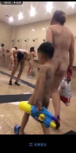 出租屋露台窗外雇人女澡堂子内实拍 就好这口亲眼目睹光屁股妹子们的一举一动 截图2