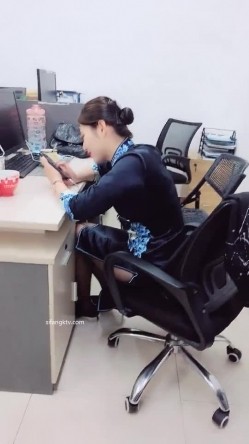 公司新来的美女上班时间被部门经理微信撩骚 ️带去洽谈区厕所啪啪 ️不停有妹子上厕所 截图1